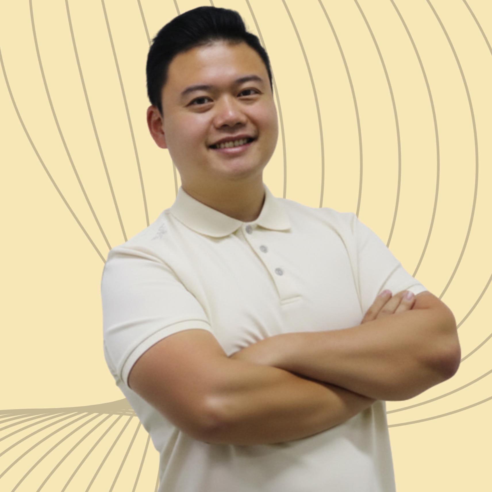 Un Retrato De Estudio De Lei, El Creador De Contenido Chino, De Plano Medio. Está De Pie Con Los Brazos Cruzados Y Una Sonrisa Amistosa. Lleva Un Polo Beige Con Un Cuello De Polo Y Tres Botones. El Fondo Es De Color Beige Claro Con Líneas Orgánicas Marrones Abstractas.