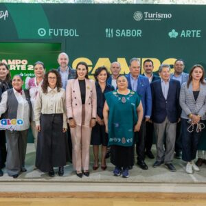 Fotografía Grupal Oficial Durante La Presentación Del Festival &Amp;Quot;México De Mis Sabores&Amp;Quot; En Un Auditorio. En El Centro Destaca La Secretaria De Turismo, Josefina Rodríguez Zamora, Vistiendo Un Traje Sastre Color Rosa Claro, Rodeada De Autoridades Estatales, Representantes Del Sector Empresarial Y Cocineras Tradicionales, Una De Ellas Portando Un Delantal Verde Con Bordados Artesanales
