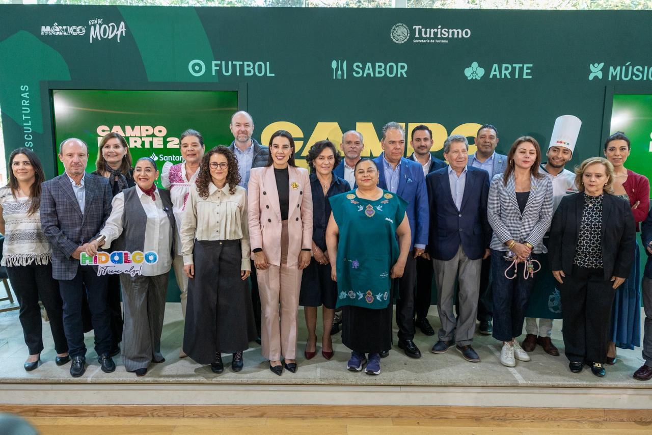 Fotografía Grupal Oficial Durante La Presentación Del Festival &Quot;México De Mis Sabores&Quot; En Un Auditorio. En El Centro Destaca La Secretaria De Turismo, Josefina Rodríguez Zamora, Vistiendo Un Traje Sastre Color Rosa Claro, Rodeada De Autoridades Estatales, Representantes Del Sector Empresarial Y Cocineras Tradicionales, Una De Ellas Portando Un Delantal Verde Con Bordados Artesanales