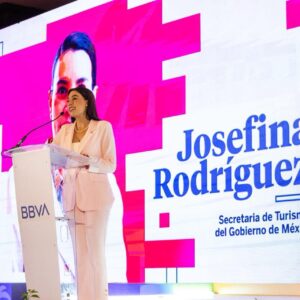 México presenta guía de inversión turística: apuesta por el top 5 mundial la revista del sureste mx Josefina Rodríguez Zamora, Secretaria De Turismo De México, De Pie Tras Un Podio De Cristal Con El Logotipo De Bbva Durante El Foro De Inversión Turística En Acapulco.