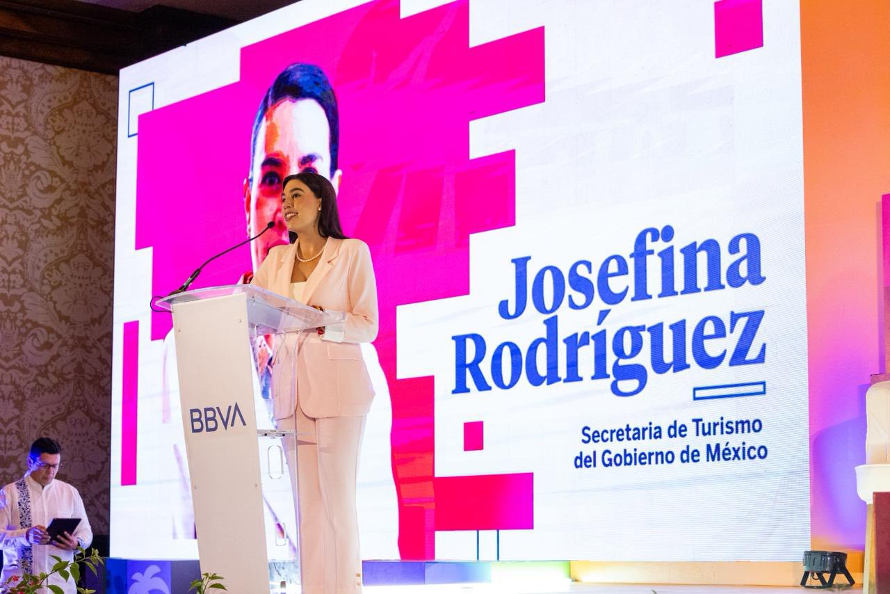 Josefina Rodríguez Zamora, Secretaria De Turismo De México, De Pie Tras Un Podio De Cristal Con El Logotipo De Bbva Durante El Foro De Inversión Turística En Acapulco.