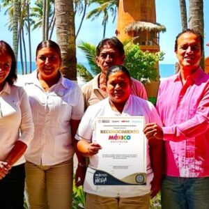 Sectur lanza "méxico anfitrión 2026": el distintivo de excelencia para hoteles y restaurantes rumbo al mundial la revista del sureste mx &Amp;Quot;Infografía Y Fotografía Oficial De La Secretaría De Turismo (Sectur) Que Promociona El Distintivo 'México Anfitrión 2026'. En La Imagen, Un Grupo De Colaboradores De Un Hotel De Playa Posa Sonriente Junto A Directivos Bajo Palmeras Tropicales, Sosteniendo El Diploma Oficial Enmarcado Que Acredita Su Excelencia En El Servicio.
