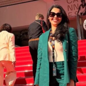 Alejandra de la o: talento tabasqueño presente en el festival de cannes la revista del sureste mx Infografía Sobre La Participación De Alejandra De La O En El Festival De Cannes. En La Imagen Central, La Actriz Y Activista Tabasqueña Posa Sonriente Frente A La Escalinata Roja Del Palacio De Festivales, Vistiendo Un Saco Verde Vibrante Y Lentes De Sol. La Composición Incluye Un Carrete De Película Fotográfica A La Derecha Y Puntos Clave Que Destacan Su Representación Del Cine Independiente, Su Labor En El Activismo Social Y Su Presencia En La Edición 79 Del Festival.