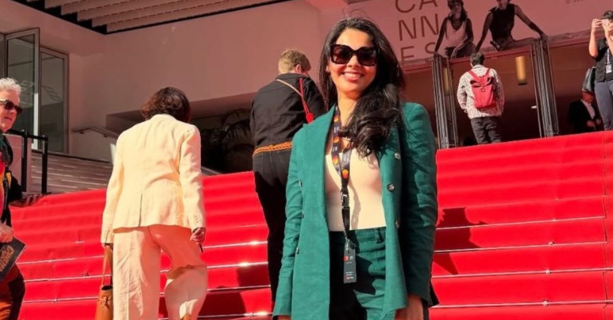 Alejandra de la o: talento tabasqueño presente en el festival de cannes la revista del sureste mx Infografía Sobre La Participación De Alejandra De La O En El Festival De Cannes. En La Imagen Central, La Actriz Y Activista Tabasqueña Posa Sonriente Frente A La Escalinata Roja Del Palacio De Festivales, Vistiendo Un Saco Verde Vibrante Y Lentes De Sol. La Composición Incluye Un Carrete De Película Fotográfica A La Derecha Y Puntos Clave Que Destacan Su Representación Del Cine Independiente, Su Labor En El Activismo Social Y Su Presencia En La Edición 79 Del Festival.