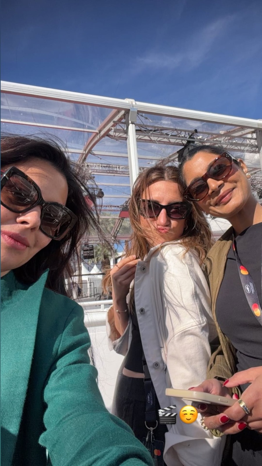 Alejandra de la o: talento tabasqueño presente en el festival de cannes la revista del sureste mx Se Incluye Una Fotografía Tipo Selfie Donde Alejandra De La O, Aparece Junto A Otras Personalidades Del Cine, Capturando Un Momento Relajado Y Profesional Durante Los Eventos Del Festival. El Diseño Resalta Su Papel Como Representante Del Talento De Tabasco En La Industria Cinematográfica Internacional.