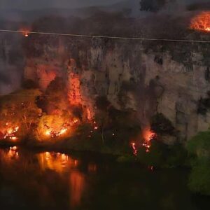 Alerta en el cañón del sumidero: brigadas logran control total tras incendio forestal la revista del sureste mx Aquí Tienes Las Opciones De Texto Alternativo (Enfocado En Accesibilidad Para Personas Con Discapacidad Visual) Y La Leyenda (Para Su Publicación En Redes O Medios Impresos). Texto Alternativo (Alt Text) Fotografía Nocturna Del Parque Nacional Cañón Del Sumidero Mostrando Múltiples Incendios Forestales. La Imagen Es De Plano Amplio Y Muestra Una Pared De Acantilado De Roca Alta Y Estratificada. Hay Varios Incendios Activos: Un Incendio Grande Y Concentrado En La Base Del Acantilado A La Izquierda, Y Focos De Fuego Más Pequeños Dispersos A Lo Largo De La Base Hacia La Derecha Y En El Borde Superior Derecho.