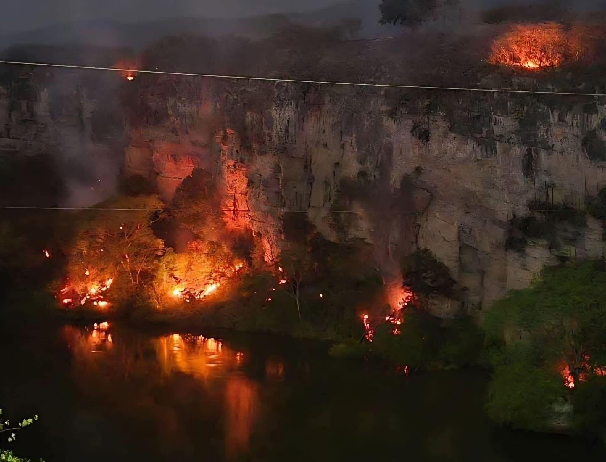 Aquí Tienes Las Opciones De Texto Alternativo (Enfocado En Accesibilidad Para Personas Con Discapacidad Visual) Y La Leyenda (Para Su Publicación En Redes O Medios Impresos). Texto Alternativo (Alt Text) Fotografía Nocturna Del Parque Nacional Cañón Del Sumidero Mostrando Múltiples Incendios Forestales. La Imagen Es De Plano Amplio Y Muestra Una Pared De Acantilado De Roca Alta Y Estratificada. Hay Varios Incendios Activos: Un Incendio Grande Y Concentrado En La Base Del Acantilado A La Izquierda, Y Focos De Fuego Más Pequeños Dispersos A Lo Largo De La Base Hacia La Derecha Y En El Borde Superior Derecho.