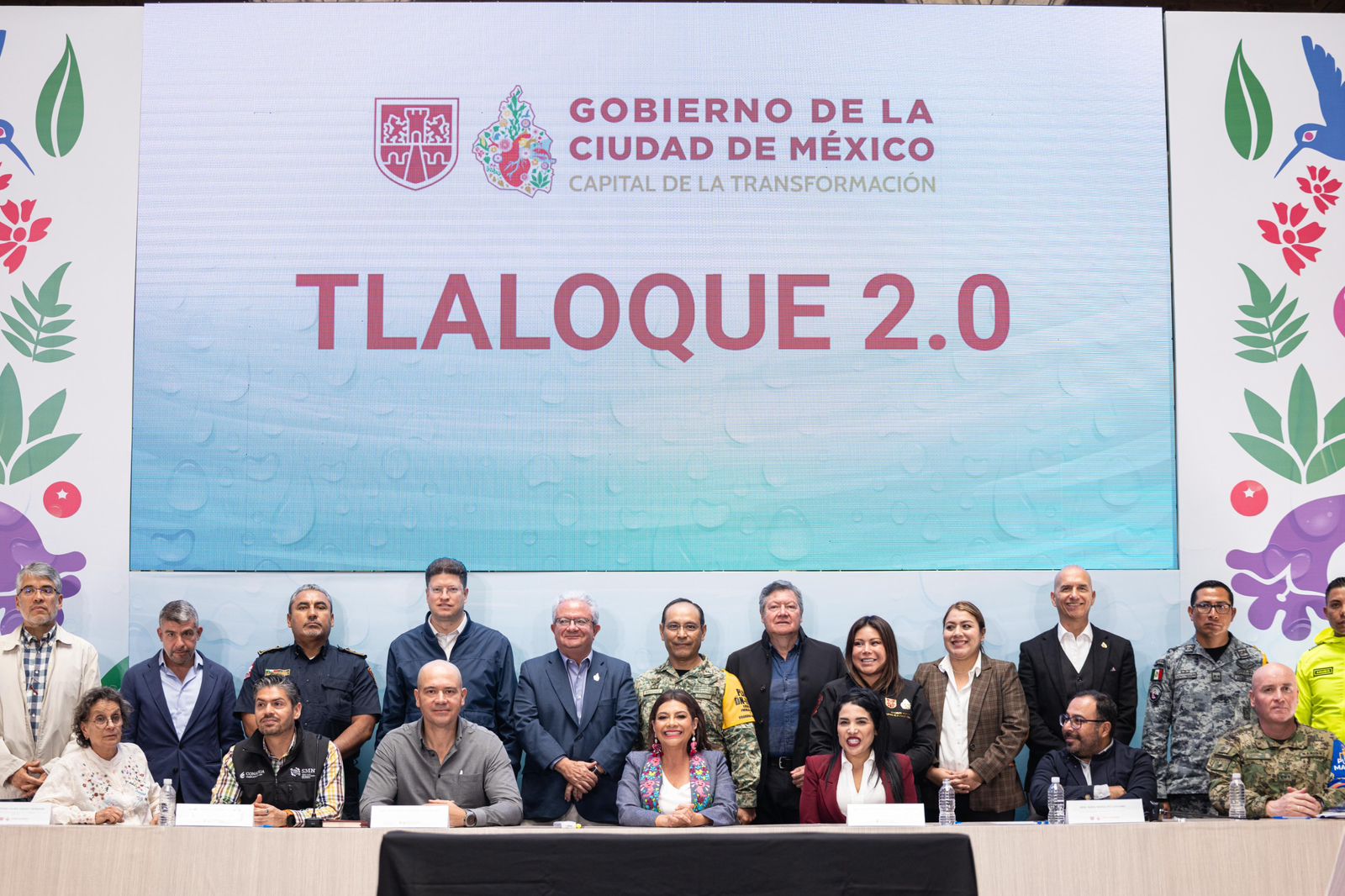 Fotografía Oficial De La Presentación Del Programa &Quot;Tlaloque 2.0&Quot; En La Ciudad De México. En El Centro Del Presídium Se Encuentra La Jefa De Gobierno, Clara Brugada, Acompañada Por El Secretario De Gestión Integral Del Agua, José Mario Esparza, Y Diversos Funcionarios Estatales, Federales (Conagua) Y Mandos Militares.