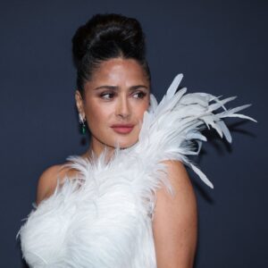 Cannes 2026: la veracruzana salma hayek da cátedra de elegancia con un look angelical la revista del sureste mx Retrato En Primer Plano Medio De La Actriz Mexicana Salma Hayek Posando De Tres Cuartos Frente A Un Fondo Liso De Color Gris Oscuro. La Intérprete Luce Un Peinado Recogido Alto Y Estilizado En Un Moño Voluminoso Y Pulido.