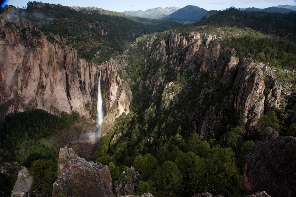 México es hogar de cascadas espectaculares: guía de las imperdibles que debes conocer la revista del sureste mx Otografía De Paisaje Con Perspectiva Panorámica Y Toma En Picado Desde Un Mirador Elevado. En El Lado Izquierdo Del Encuadre, Una Imponente Cascada De Agua Blanca Cae En Línea Vertical Y Libre Hacia El Fondo De Un Profundo Abismo Rocoso.