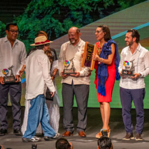 Grupo De Autoridades Y Galardonados En Un Escenario Durante La Gala De Premiación A Lo Mejor Del Turismo Mexicano 2026. Se Observa A La Secretaria De Turismo, Josefina Rodríguez Zamora, Entregando Un Reconocimiento De Madera, Mientras Otros Asistentes Sostienen Estatuillas Con Logotipos Del 50 Aniversario Del Tianguis Turístico.
