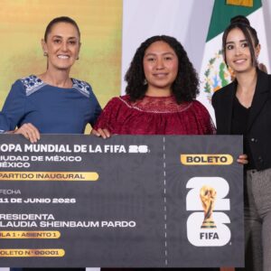 De veracruz a la inauguración del mundial 2026: ¿quién es yolett cervantes, la ganadora del "boleto 001" de claudia sheinbaum? La revista del sureste mx Fotografía Horizontal De Palacio Nacional. Claudia Sheinbaum Pardo, Presidenta De México, Y La Árbitra Internacional Katia Itzel García Entregan A Yolett Cervantes Cuaquehua Un Boleto Gigante Ceremonial Para El Partido Inaugural Del Mundial 2026 En La Cdmx. El Boleto Está Personalizado Como &Amp;Quot;Boleto N.° 00001&Amp;Quot;.
