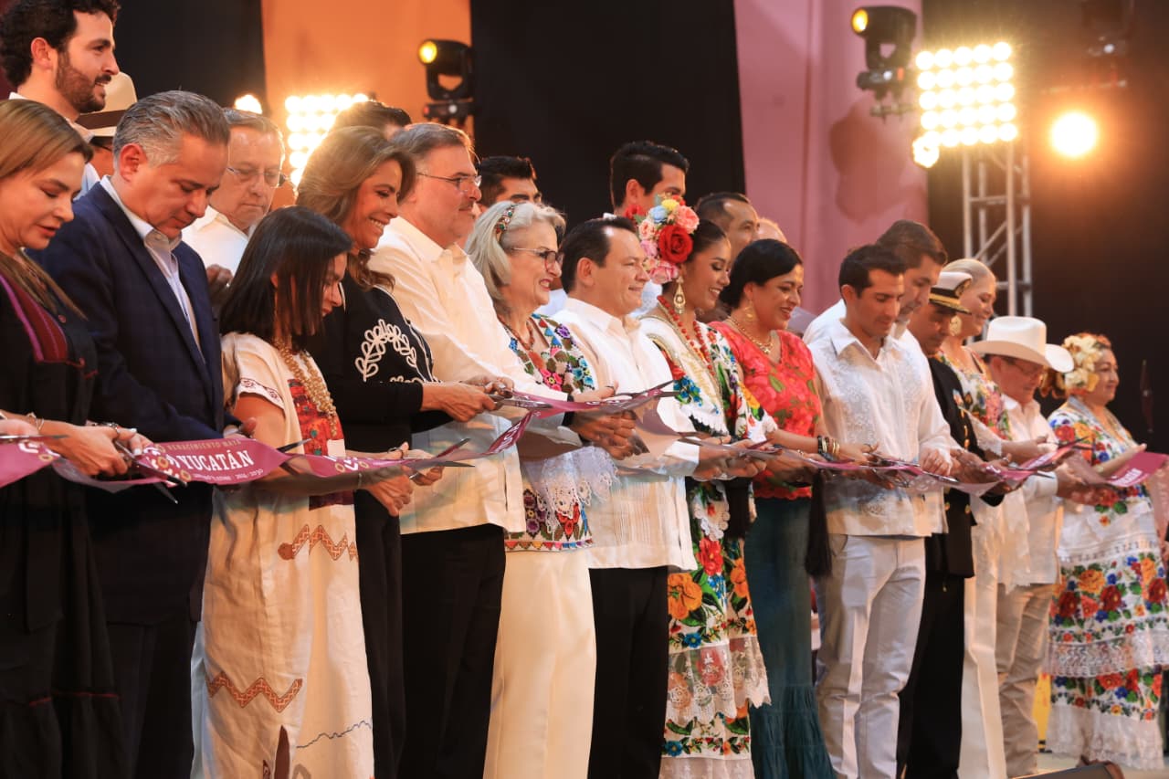 El "renacimiento maya" conquista la capital: inauguran la semana de yucatán en méxico 2026 la revista del sureste mx Una Fotografía Panorámica Del Corte De Listón Inaugural De La Semana De Yucatán En México 2026. Un Grupo De Más De Quince Autoridades Y Representantes, Entre Hombres Y Mujeres, Sostienen Una Larga Cinta De Color Guinda Con El Texto &Quot;Semana De Yucatán En México 2026&Quot; Y &Quot;Renacimiento Maya&Quot;. En El Centro Destacan El Gobernador Joaquín Díaz Mena Y La Subsecretaria Nathalie Desplas Puel.