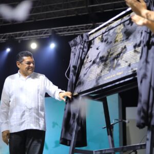 El Gobernador Javier May Rodríguez Devela Una Placa Conmemorativa Durante Un Evento Oficial En La Feria Tabasco 2026, Acompañado Por Representantes Culturales Vestidos Con Trajes Típicos Regionales.