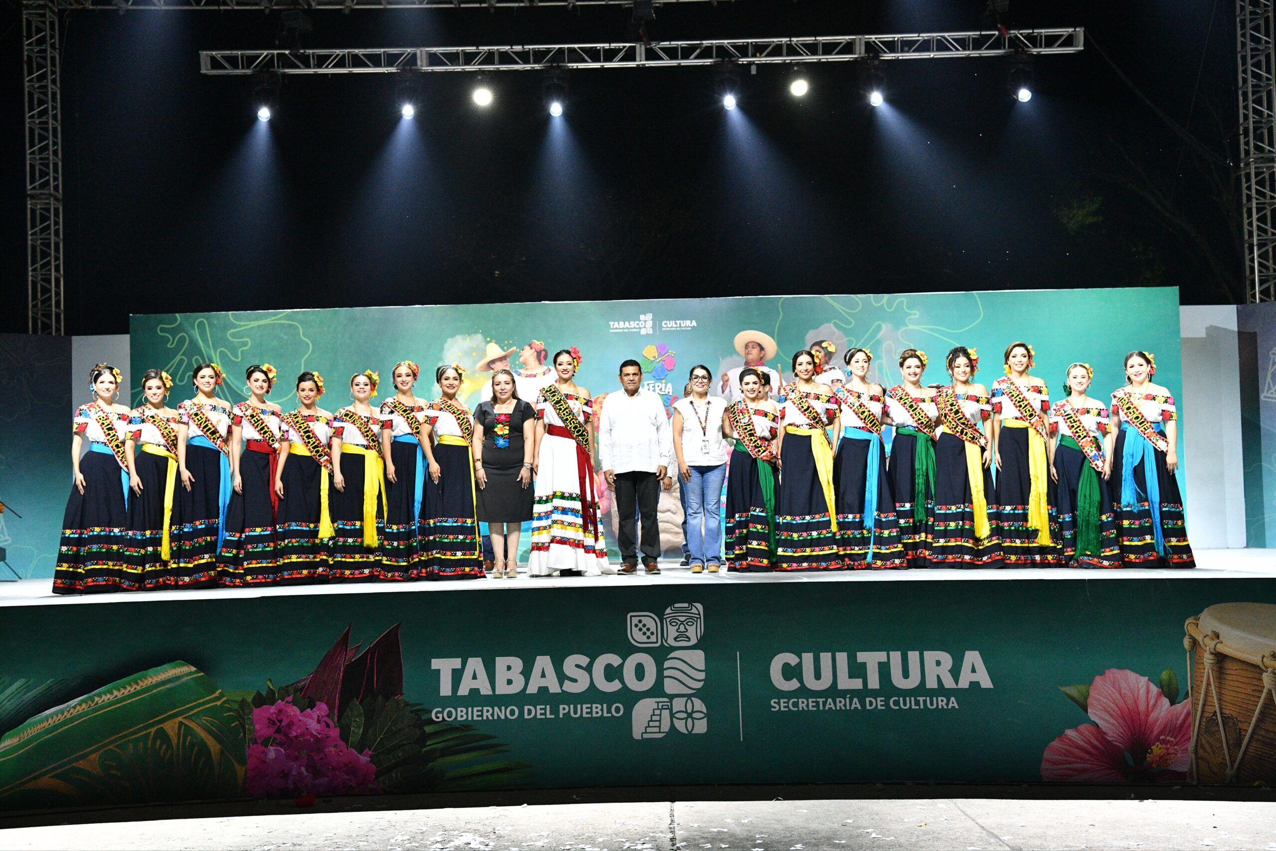 El Gobernador Javier May Rodríguez Posa Junto A Representantes Culturales Y Embajadoras Municipales Durante Un Evento De La Feria Tabasco 2026 En Un Escenario Oficial De La Secretaría De Cultura.