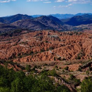 Geoparque mundial mixteca alta: un viaje por la historia geológica y el corazón de oaxaca la revista del sureste mx Vista Panorámica Del Geoparque Mundial Unesco Mixteca Alta En Oaxaca, Mostrando Un Relieve Espectacular Con Formaciones De Tierra Rojiza Erosionada Que Crean Surcos Profundos En El Paisaje.