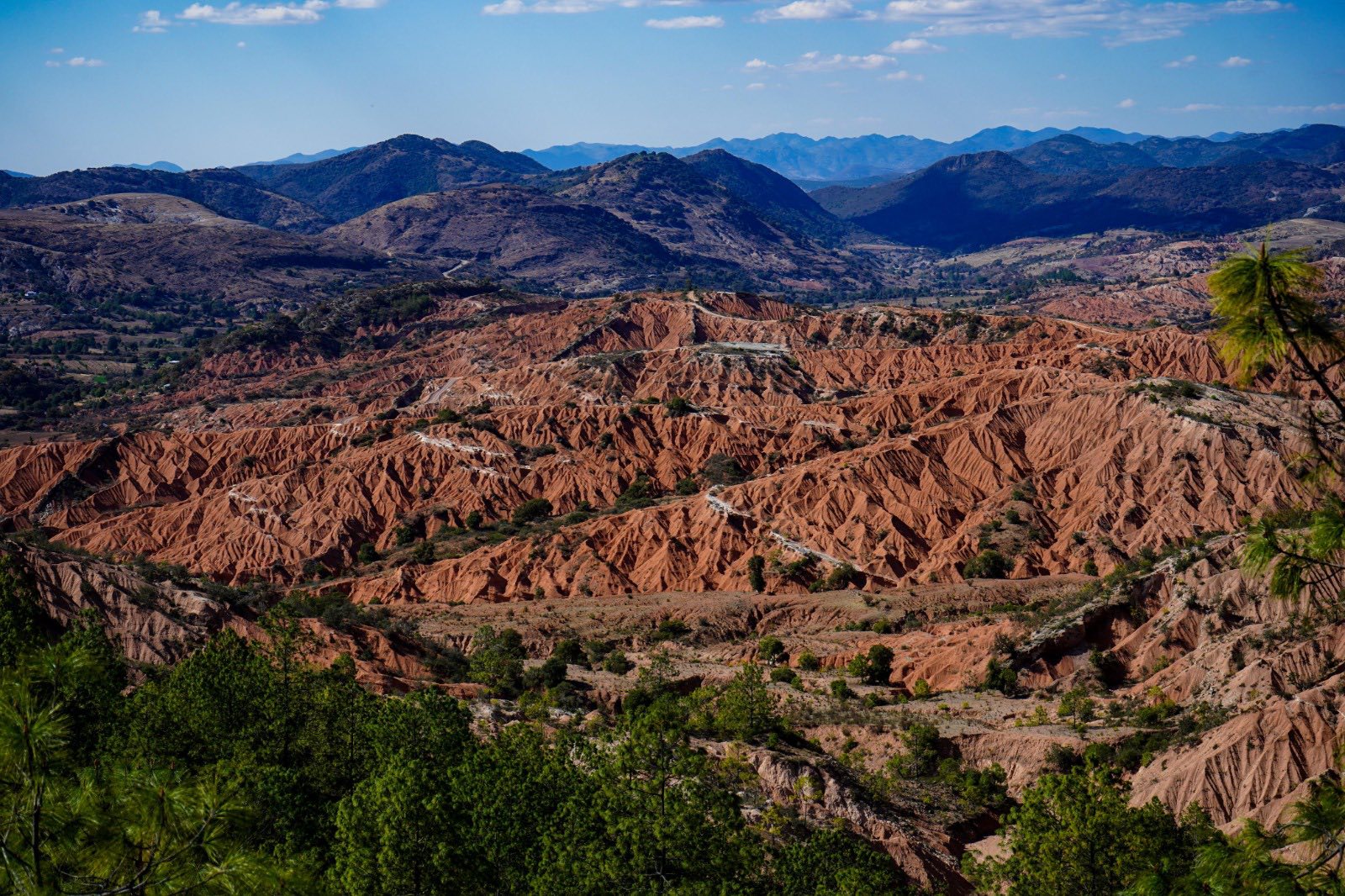 Geoparque mundial mixteca alta: un viaje por la historia geológica y el corazón de oaxaca la revista del sureste mx Vista Panorámica Del Geoparque Mundial Unesco Mixteca Alta En Oaxaca, Mostrando Un Relieve Espectacular Con Formaciones De Tierra Rojiza Erosionada Que Crean Surcos Profundos En El Paisaje.