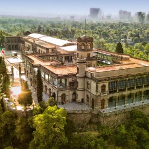 Guardianes del tiempo y la identidad: el sureste y méxico celebran el día internacional de los museos la revista del sureste mx Fotografía Aérea En Plano Picado Que Muestra Una Panorámica Del Imponente Castillo De Chapultepec, Sede Del Museo Nacional De Historia, Rodeado Por Las Copas Densas E Intensamente Verdes De Los Árboles Del Bosque