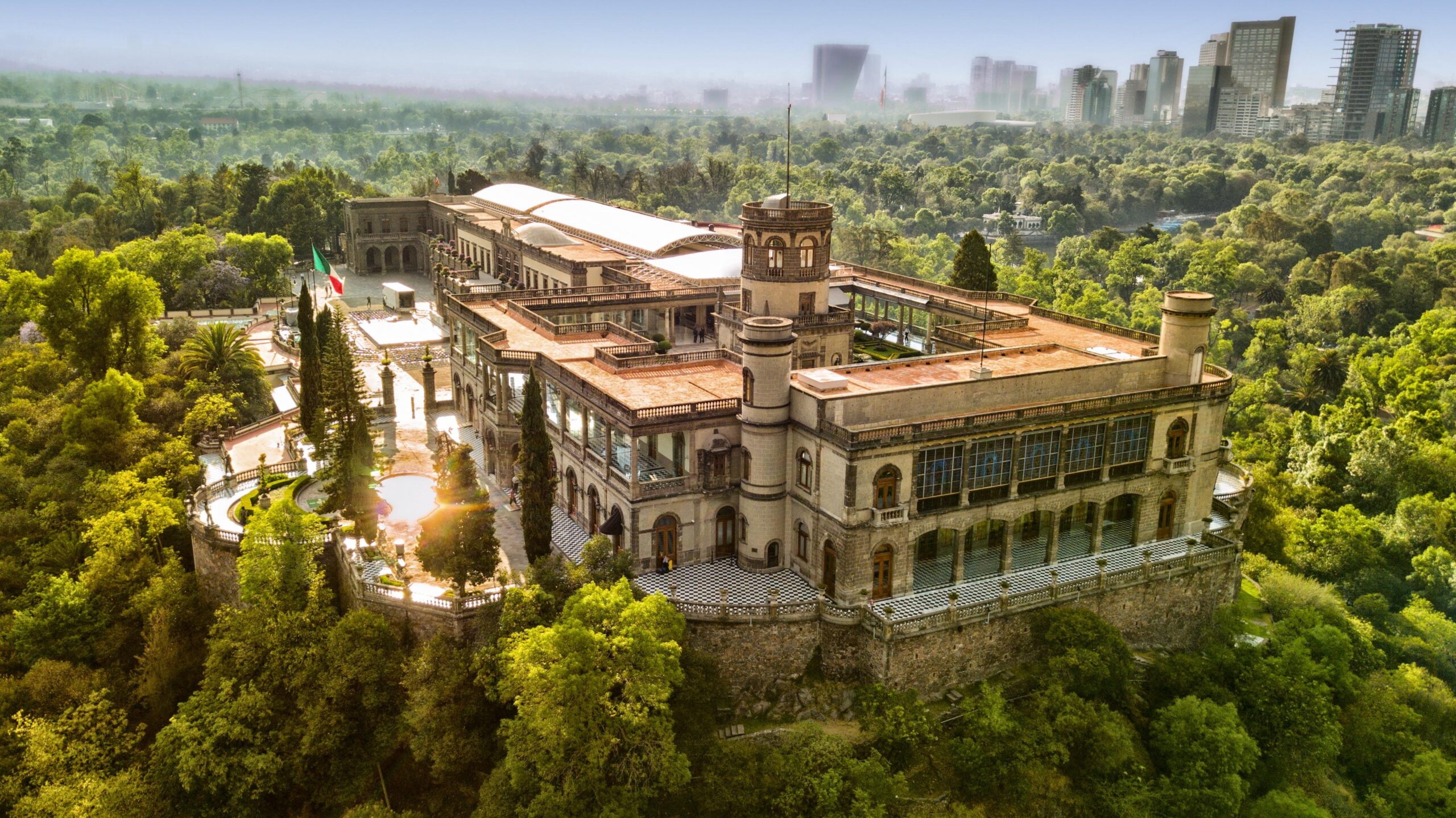 Guardianes del tiempo y la identidad: el sureste y méxico celebran el día internacional de los museos la revista del sureste mx Fotografía Aérea En Plano Picado Que Muestra Una Panorámica Del Imponente Castillo De Chapultepec, Sede Del Museo Nacional De Historia, Rodeado Por Las Copas Densas E Intensamente Verdes De Los Árboles Del Bosque