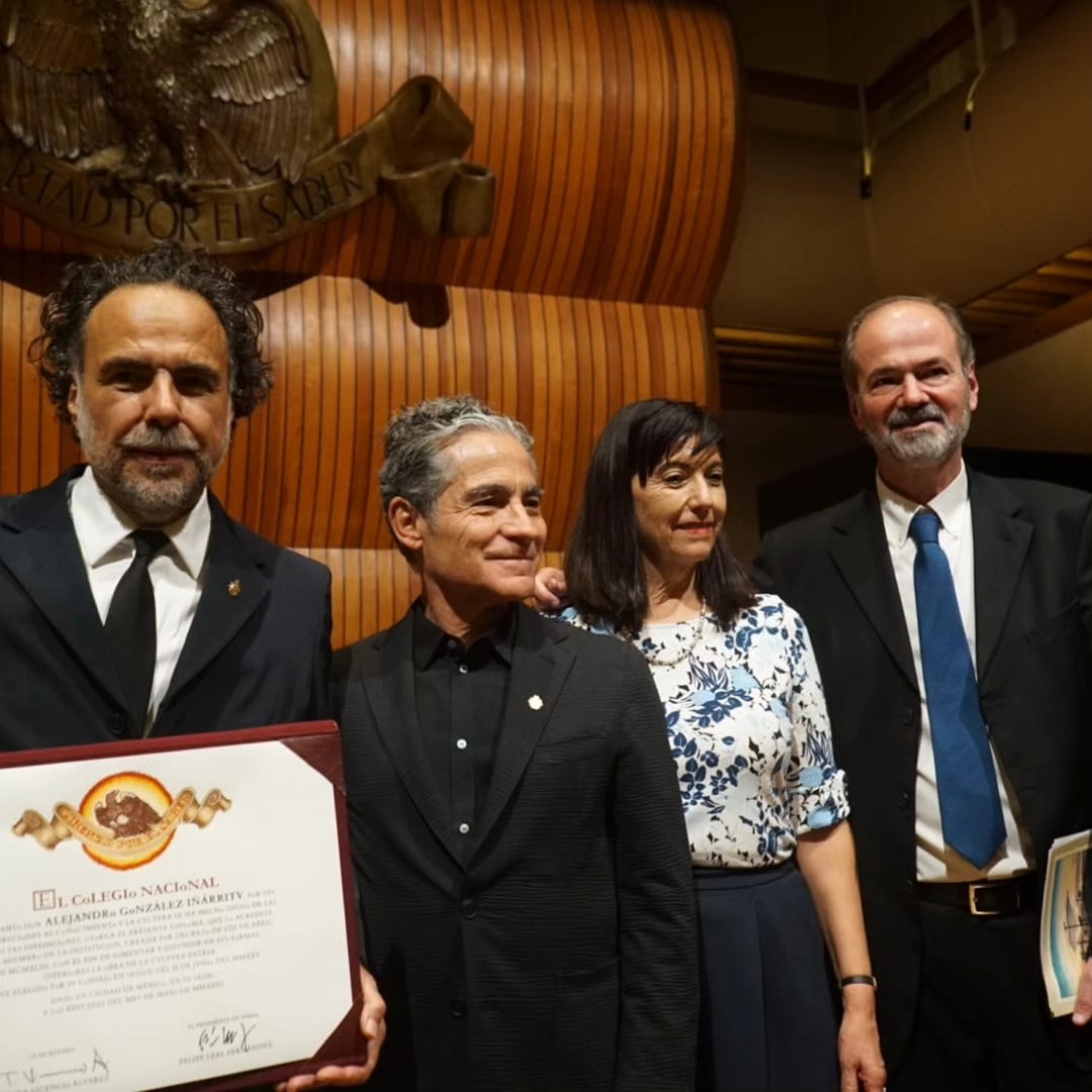 Alejandro gonzález iñárritu es el primer cineasta en entrar al colegio nacional de méxico la revista del sureste mx Alejandro González Iñárritu Aparece A La Izquierda Sosteniendo Su Diploma Oficial De El Colegio Nacional. A Su Lado Se Encuentran Tres Académicos De La Institución: Un Hombre Con Traje Oscuro En El Centro, Una Mujer Con Blusa Estampada De Flores Azules Y Blancas, Y Otro Hombre Con Traje Y Corbata Azul A La Derecha. Posan Juntos En Un Estrado De Madera Donde Se Observa En La Parte Superior El Escudo Dorado Y El Lema Esculpido De La Institución &Quot;Libertad Por El Saber&Quot;.