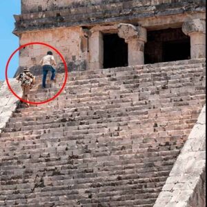 Indignación en chichén itzá: turistas extranjeros suben ilegalmente a la pirámide de kukulkán y desatan polémica la revista del sureste mx Fotografía En Plano Contrapicado Que Captura La Escalinata De Piedra De La Pirámide Arqueológica De Kukulkán (&Amp;Quot;El Castillo&Amp;Quot;) En Chichén Itzá, Yucatán, Bajo Un Cielo Azul Despejado. En La Zona Superior Izquierda Del Monumento, Cerca De La Entrada Del Templo Superior, Se Observa A Dos Turistas De Espaldas Ascendiendo De Manera Ilegal Por Los Desgastados Escalones; Uno Viste Playera Clara Con Jeans De Mezclilla Y El Otro Porta Un Sombrero De Ala Ancha Con Una Mochila Estampada. Ambas Personas Se Encuentran Encerradas Dentro De Un Círculo Rojo Grueso Que Resalta La Infracción Cometida En El Área Restringida.