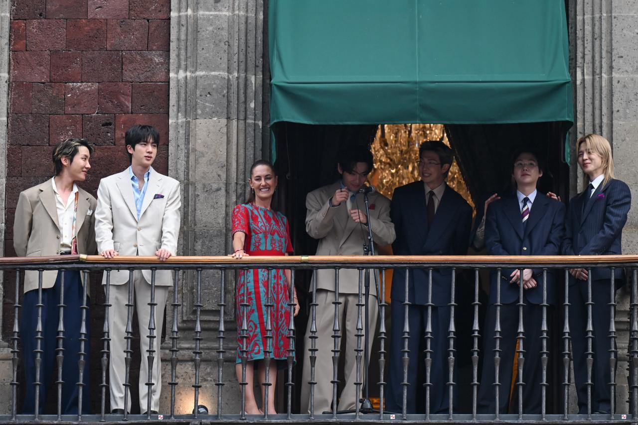 La Presidenta Claudia Sheinbaum Pardo, Vestida Con Un Diseño Tradicional En Colores Rojo Y Azul, Posa En El Balcón Central De Palacio Nacional Junto A Los Siete Integrantes Del Grupo Surcoreano Bts.