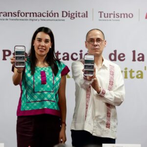 México invita: la nueva plataforma digital que conectará el mundial de la fifa 2026 con el turismo y el desarrollo sostenible la revista del sureste mx Fotografía De Plano Medio Y Toma Frontal En Interiores. La Secretaria De Turismo, Josefina Rodríguez Zamora, Y El Titular De La Agencia De Transformación Digital, José Antonio Peña Merino, Posan De Pie Sosteniendo Cada Uno Un Teléfono Celular Orientado Hacia La Cámara, Mostrando En Las Pantallas La Interfaz De Usuario De La Nueva Aplicación Móvil. Rodríguez Zamora, A La Izquierda, Viste Una Blusa Tradicional Mexicana Bordada En Tonos Verde Y Rosa Con Pantalón Oscuro. Peña Merino, A La Derecha, Usa Una Guayabera Blanca Con Detalles Bordados En Color Vino. Al Fondo, Un Muro Blanco Exhibe Los Logotipos Institucionales De La Agencia De Transformación Digital Y Telecomunicaciones, La Secretaría De Turismo Y La Marca &Amp;Quot;México&Amp;Quot;, Junto Con Un Fragmento Del Texto &Amp;Quot;Presentación De La App México Invita&Amp;Quot;.