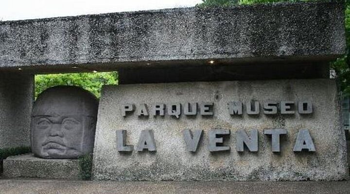 Guardianes del tiempo y la identidad: el sureste y méxico celebran el día internacional de los museos la revista del sureste mx Texto Alternativo (Accesibilidad Y Seo)
Descripción: Fotografía Horizontal En Plano Medio De La Entrada Principal Del Parque Museo La Venta En Villahermosa. La Fachada Presenta Una Arquitectura De Concreto Tosco Y Brutalista Con Un Gran Bloque Horizontal Superior.
