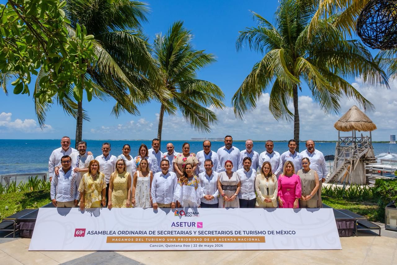 Quintana roo reafirma liderazgo turístico nacional en la 69ª asamblea de asetur en cancún: mara lezama la revista del sureste mx Fotografía Panorámica A Plena Luz Del Día De Un Grupo Numeroso De Secretarias Y Secretarios De Turismo De México Posando Para La Foto Oficial. Se Encuentran En Una Terraza Frente A Una Playa Del Caribe Mexicano.