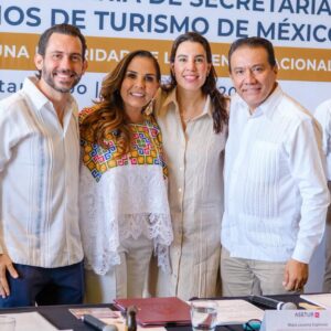 Quintana roo reafirma liderazgo turístico nacional en la 69ª asamblea de asetur en cancún: mara lezama la revista del sureste mx Fotografía En Plano Medio De Cuatro Funcionarios Sonriendo En Un Evento Oficial. De Izquierda A Derecha Aparecen Bernardo Cueto Riestra, La Gobernadora Mara Lezama Espinosa Vistiendo Una Blusa Blanca Con Bordados Tradicionales Coloridos Y Encaje, Josefina Rodríguez Zamora (Titular De Sectur) Y Roberto Monroy García. Todos Visten Ropa Formal Clara, Ideal Para Clima Cálido. Al Fondo Se Observa Una Lona Institucional Azul Y Blanca Con Letras Grandes Que Forman Parte Del Título Del Evento De La Asociación De Secretarios De Turismo De México.