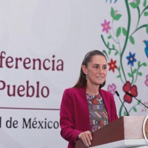 "resultados que transforman": claudia sheinbaum presenta olinia, el primer minivehículo eléctrico 100% mexicano la revista del sureste mx La Presidenta De México, Claudia Sheinbaum Pardo, Durante La Conferencia &Amp;Quot;Las Mañaneras Del Pueblo&Amp;Quot; En La Ciudad De México. Viste Un Saco Color Fucsia Y Una Blusa Con Bordados Tradicionales. Al Fondo Se Lee &Amp;Quot;Conferencia Del Pueblo&Amp;Quot; Junto A Una Ilustración Floral De Estilo Artesanal.