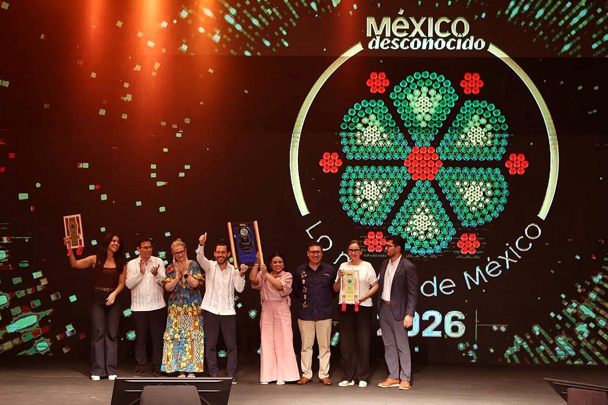 Aquí Tienes El Texto Alternativo Y La Leyenda Para La Imagen, Integrando La Información De La Gala:

Texto Alternativo (Alt Text)
Representantes Turísticos Y Autoridades Posan Con Sus Galardones En El Escenario De La Gala &Quot;Lo Mejor De México 2026&Quot;. Al Fondo, Una Pantalla Gigante Muestra El Logotipo Circular De México Desconocido Con Un Diseño Floral Tradicional Y El Texto &Quot;Lo Mejor De México 2026&Quot;. Los Ganadores Sostienen Reconocimientos Enmarcados Mientras Celebran El Éxito De Sus Destinos Y Experiencias.