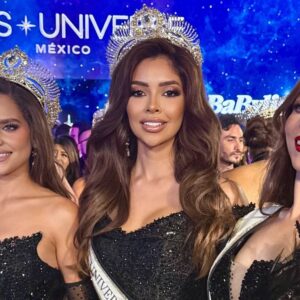 Rumbo a la corona: presentan a las 32 candidatas de miss universo méxico 2026 y revelan la sede oficial de la gran final la revista del sureste mx Fotografía En Plano Medio De Tres Reinas De Belleza Posando Juntas E Iluminadas En Un Escenario. Todas Lucen Cabello Largo Castaño Con Ondas, Maquillaje Glamoroso Y Grandes Coronas Plateadas E Intrincadas Sobre Sus Cabezas. La Mujer De La Izquierda Sonríe Con Un Vestido Negro Brillante De Escote Corazón; La Mujer Del Centro, Con Una Banda Blanca Que Dice &Amp;Quot;Universe&Amp;Quot;, Mira Al Frente Con Una Sonrisa Sutil Vistiendo Un Vestido Negro Con Pedrería; La Mujer De La Derecha Sonríe Ampliamente Mostrando Labios Rojos, Luciendo Un Atuendo Negro Con Detalles De Plumas. Al Fondo Se Aprecia Una Pantalla Azul Brillante Con Estrellas Que Muestra El Texto &Amp;Quot;Miss Universe México&Amp;Quot;, Además De Siluetas Desenfocadas De Público Y Fotógrafos.