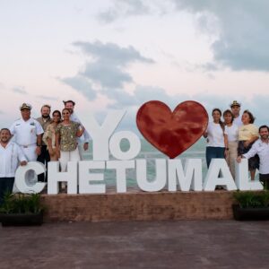 Transformación en la capital: inaugura mara lezama el portal marítimo de chetumal como nuevo ícono turístico de la bahía la revista del sureste mx Fotografía Grupal De Autoridades Civiles Y Mandos Militares Posando Junto Al Parador Fotográfico De Letras Monumentales Blancas Que Forman La Frase &Amp;Quot;Yo Amo Chetumal&Amp;Quot;, Coronado Por Un Gran Corazón Rojo. Al Fondo Se Aprecia El Mar De La Bahía De Chetumal Bajo Un Cielo Nublado Durante El Atardecer, En El Entorno Del Recién Inaugurado Portal Marítimo De Chetumal.