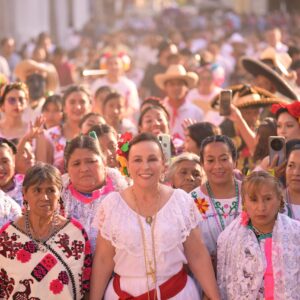 Yolpaki 2026: rocío nahle consolida el mayor encuentro de los pueblos originarios de veracruz la revista del sureste mx Fotografía En Plano Medio Y Ángulo Normal Que Muestra A La Gobernadora De Veracruz, Rocío Nahle García, Encabezando Un Desfile Multitudinario En El Puerto.