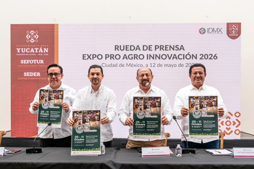 Yucatán será sede de la expo pro agro innovación 2026 la revista del sureste mx Fotografía De Prensa En La Ciudad De México Con Cuatro Autoridades Y Organizadores De La Expo Pro Agro Innovación 2026. De Izquierda A Derecha Aparecen: Oscar García Ramos (Director De Integradora De Destinos México), Víctor López Martínez (Representante De Yucatán En Cdmx), Edgardo Medina Rodríguez (Secretario De Desarrollo Rural) Y Darío Flota Ocampo (Secretario De Fomento Turístico). Los Cuatro Hombres Están De Pie, Sosteniendo Carteles Promocionales Del Evento Que Se Llevará A Cabo En Mérida Del 9 Al 11 De Octubre. De Fondo, Una Lona Blanca Con Los Logotipos Oficiales De La Sefotur Y La Seder Del Gobierno De Yucatán.