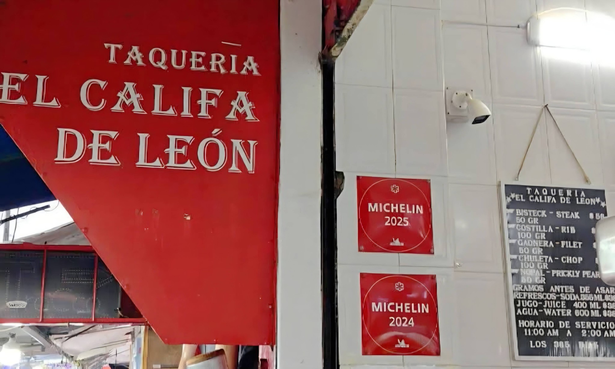 ¿por qué quitaron la estrella michelin a el califa de león? La revista del sureste mx Fotografía En Plano Medio De La Fachada Exterior De La &Quot;Taquería El Califa De León&Quot;. A La Izquierda, Un Toldo Rojo Prominente Muestra El Nombre Del Establecimiento En Letras Blancas. A La Derecha, Sobre Una Pared De Azulejos Blancos, Se Exhiben Dos Placas Cuadradas Rojas Que Acreditan El Reconocimiento De La Guía Michelin Para Los Años 2024 Y 2025. Al Extremo Derecho, Se Aprecia Un Menú Escrito En Una Pizarra Que Detalla Los Cortes De Carne Disponibles Y El Horario De Servicio, Reflejando La Identidad Tradicional Del Local En La Ciudad De México.