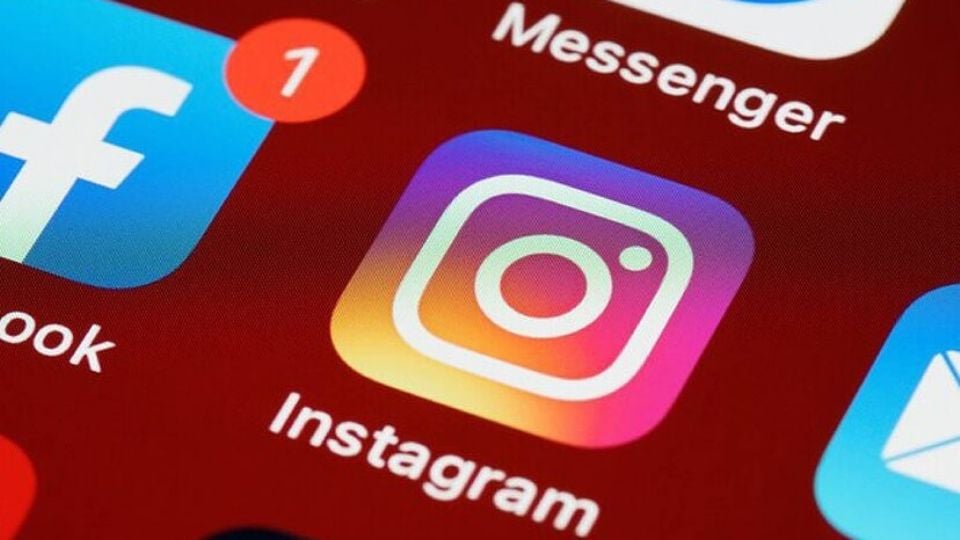 Caída de facebook e instagram hoy: meta reporta fallas en méxico y el mundo la revista del sureste mx Primer Plano Detallado De La Pantalla De Un Teléfono Inteligente Que Muestra Los Iconos De Las Aplicaciones De Meta Sobre Un Fondo Rojo Texturizado. El Logotipo De Instagram, Con Su Gradiente De Tonos Morados, Rosas Y Amarillos, Destaca En El Centro. Alrededor Se Aprecian Parcialmente Los Iconos De Facebook, Messenger Y La Esquina De Otra Aplicación Azul.