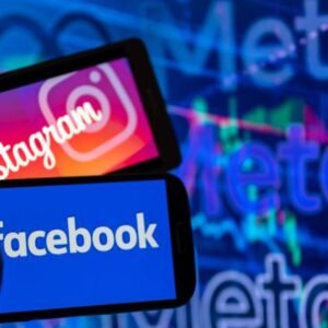 Caída de facebook e instagram hoy: meta reporta fallas en méxico y el mundo la revista del sureste mx Una Mano Sostiene Dos Teléfonos Inteligentes En Primer Plano. El Teléfono Superior Muestra La Pantalla De Inicio De La Aplicación De Instagram Con Su Logotipo Naranja Y Rosa. El Teléfono Inferior Muestra La Pantalla De Inicio De La Aplicación De Facebook Con Su Logotipo Azul. El Fondo Es Una Pantalla De Monitor Azul Oscuro Con Logotipos De 'Meta'
