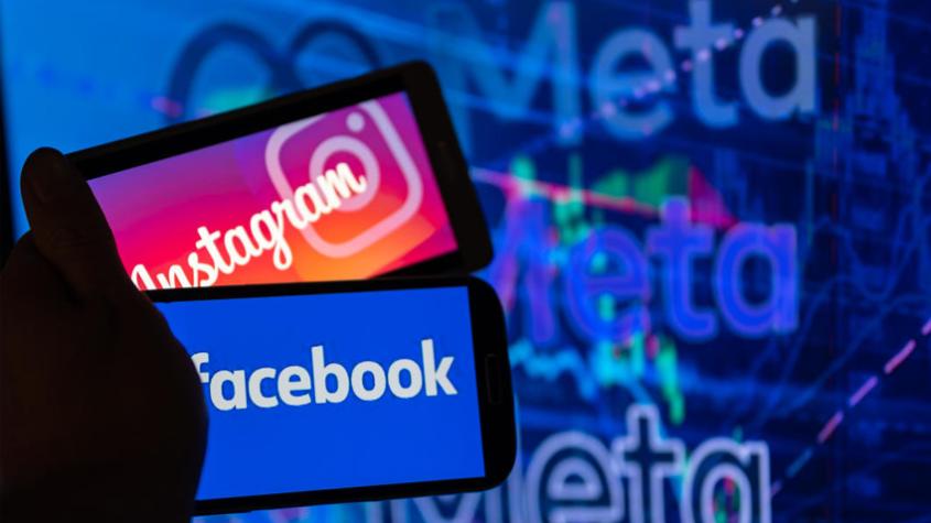 Caída de facebook e instagram hoy: meta reporta fallas en méxico y el mundo la revista del sureste mx Una Mano Sostiene Dos Teléfonos Inteligentes En Primer Plano. El Teléfono Superior Muestra La Pantalla De Inicio De La Aplicación De Instagram Con Su Logotipo Naranja Y Rosa. El Teléfono Inferior Muestra La Pantalla De Inicio De La Aplicación De Facebook Con Su Logotipo Azul. El Fondo Es Una Pantalla De Monitor Azul Oscuro Con Logotipos De 'Meta'