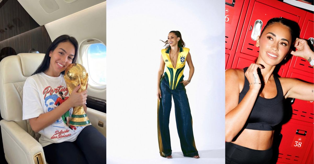 Un Collage Horizontal De Tres Fotografías Que Muestra A Distintas Parejas De Futbolistas Reconocidos. A La Izquierda, Georgina Rodríguez Sonríe Sentada En El Asiento De Un Avión Privado Mientras Sostiene Réplica Del Trofeo De La Copa Del Mundo De La Fifa; Viste Una Playera Blanca Estampada Y Pantalones Oscuros.