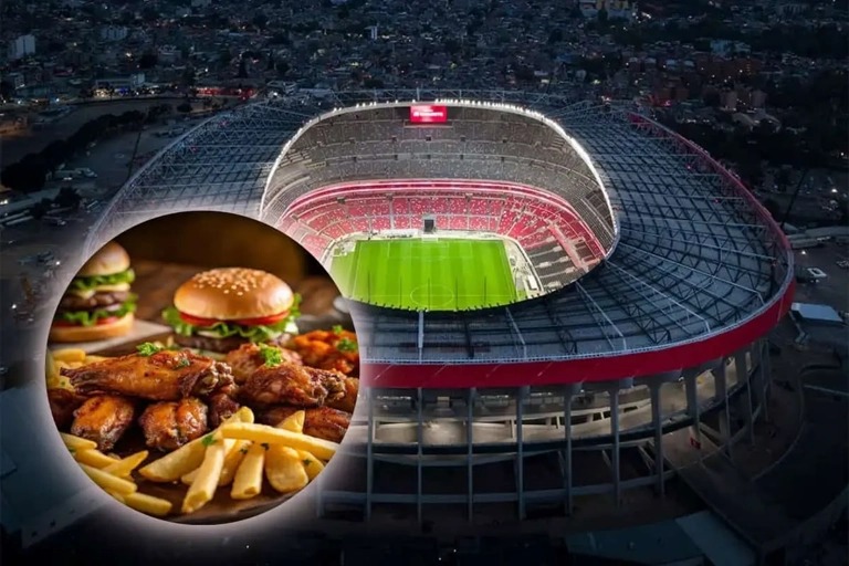 Composición Fotográfica Horizontal Que Muestra Una Vista Aérea Nocturna Del Estadio Akron En Guadalajara, Con Su Característica Estructura Iluminada Y La Cancha De Fútbol Verde Brillante Visible En El Centro. En La Esquina Inferior Izquierda Se Superpone Un Círculo Recortado Que Resalta Un Menú De Comida Rápida Sobre Una Superficie De Madera, Compuesto Por Alitas De Pollo Fritas, Una Porción Abundante De Papas A La Francesa Y Dos Hamburguesas Con Ajonjolí, Lechuga Y Jitomate Al Fondo.