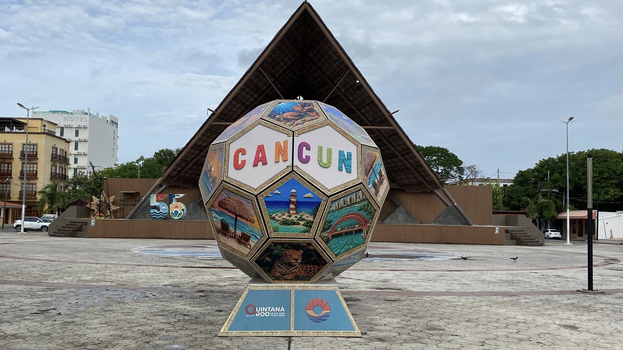 ¡El Mundial ya comenzó! Descubre dónde están los balones gigantes en Cancún para tus fotos