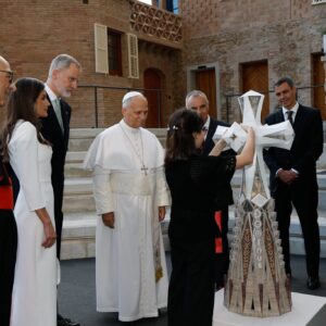 Barcelona: el papa león xiv bendice la torre de jesucristo en la sagrada familia y consagra la iglesia más alta del mundo la revista del sureste mx Una Fotografía De Plano General En Exteriores Muestra Al Papa León Xiv Observando Detalladamente Una Maqueta A Escala De La Cruz Que Corona La Torre De Jesucristo De La Sagrada Familia. El Sumo Pontífice, Vistiendo Su Sotana Y Sotana Papal Blancas, Se Encuentra En El Centro De La Imagen. Frente A Él, Una Joven De Espaldas Interactúa Con Las Manos Sobre La Maqueta Blanca De La Cruz, Colocada En Un Pedestal.
