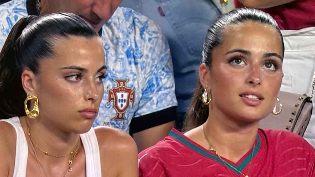 Las Gemelas María Y Matilde Neiva Apoyando A La Selección De Portugal En Las Gradas Del Estadio Durante El Mundial 2026.