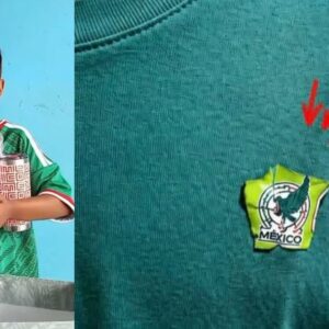 El regalo del tri al niño que hizo su playera con una bolsa de papas: iker conmueve al mundial 2026 la revista del sureste mx El Niño Iker Sonríe Vistiendo La Playera Verde Oficial De La Selección Mexicana Mientras Sostiene Un Balón De Fútbol Empacado Y Un Termo Con Diseño Prehispánico Frente A Una Pared Azul.