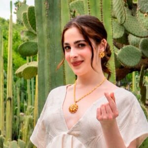 Fátima bosch en oaxaca: todo el recorrido de la miss universo rumbo a la guelaguetza 2026 la revista del sureste mx Retrato De Medio Cuerpo De La Miss Universo Mexicana Fátima Bosch En Oaxaca, Posando Sonriente En El Parque Etnobotánico Rodeada De Grandes Cactus Y Nopales Verdes. Viste Una Prenda Estilizada De Color Blanco Oaxaqueño Con Un Escote En V Pronunciado, Y Luce Joyería Artesanal Dorada Que Incluye Un Collar Con Un Dije Redondo Texturizado Y Aretes A Juego. Con Su Mano Izquierda Hace El Gesto De Un &Amp;Quot;Corazón Coreano&Amp;Quot; Con Los Dedos Hacia La Cámara. Su Cabello Está Peinado En Un Recogido Suave Con Mechones Sueltos Que Enmarcan Su Rostro. La Iluminación De Fondo Es Natural Y Suave.