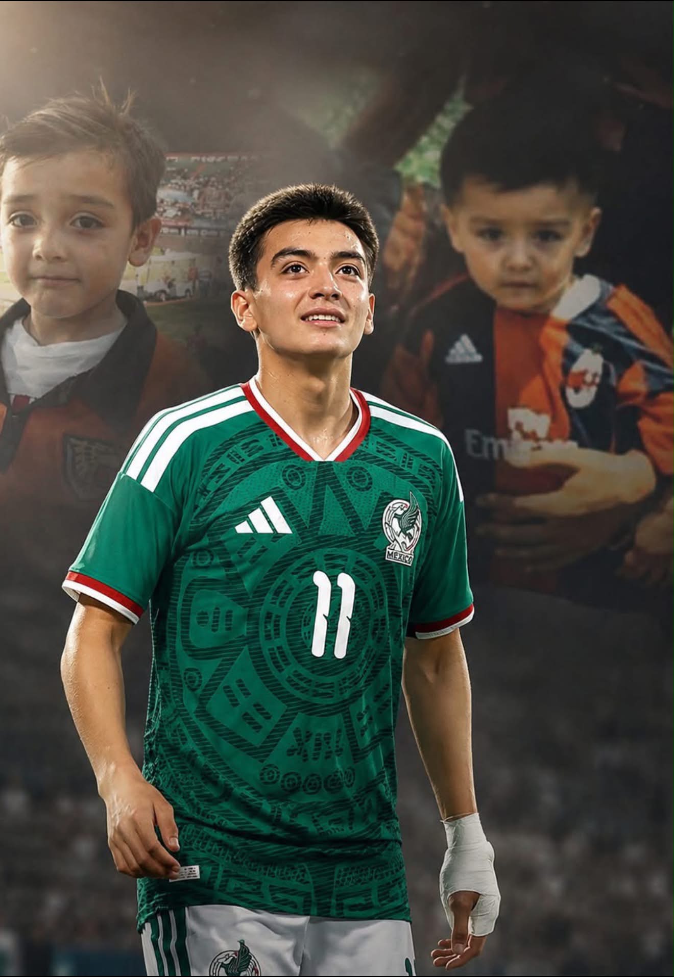Composición Fotográfica Vertical De Gilberto Mora. En El Centro Y En Primer Plano, El Joven Futbolista Aparece De Medio Cuerpo Mirando Hacia Arriba Con Expresión De Ilusión; Viste El Uniforme Verde De La Selección Mexicana Con El Número 11 En El Pecho Y Tiene La Mano Izquierda Vendada. Al Fondo, De Manera Difuminada Sobre Las Tribunas De Un Estadio, Se Superponen Dos Imágenes De Su Infancia: A La Izquierda, De Niño Sonriendo Con Una Playera Deportiva, Y A La Derecha, Más Pequeño Vistiendo El Uniforme Rojinegro De Jaguares De Chiapas.