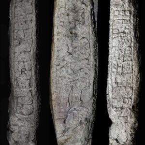 Histórico hallazgo en campeche: la estela maya con la cuenta larga más antigua de las tierras bajas reescribe la historia dinástica la revista del sureste mx Fotografía De Estudio Con Fondo Negro Que Muestra Tres Vistas Detalladas De Un Antiguo Monolito De Piedra Caliza Tallada, Identificado Como La Estela 46 De El Palmar. De Izquierda A Derecha, Se Aprecian El Costado Izquierdo, La Cara Frontal Y El Costado Derecho De La Pieza Arqueológica.