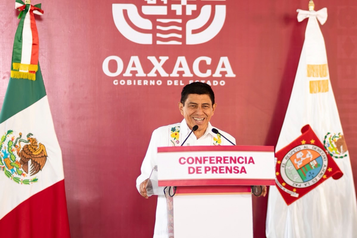 Infraestructura: gobierno de oaxaca consolida la presa "mujer solteca", el megaproyecto hídrico que garantizará agua por medio siglo la revista del sureste mx Fotografía En Plano Medio Del Gobernador De Oaxaca, Salomón Jara Cruz, Sonriendo Detrás De Un Podio Blanco Con Un Letrero En Letras Rojas Que Dice &Amp;Quot;Conferencia De Prensa&Amp;Quot;. Viste Una Guayabera Blanca Tradicional Con Sutiles Bordados Florales Amarillos Y Verdes Cerca Del Cuello. Al Fondo, Se Aprecia Una Pared De Color Guinda Con El Logotipo Institucional En Letras Blancas Que Dice &Amp;Quot;Oaxaca Gobierno Del Estado&Amp;Quot;.
